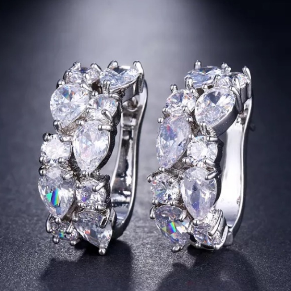 NEW!💙💎GORGEOUS! SILVERY! CZ! HOOPS!💎💙STUNNING! - Picture 6 of 8